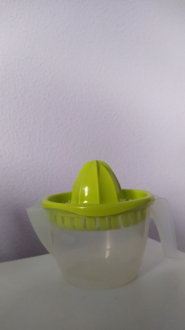 Exprimidor manual + portautensilios