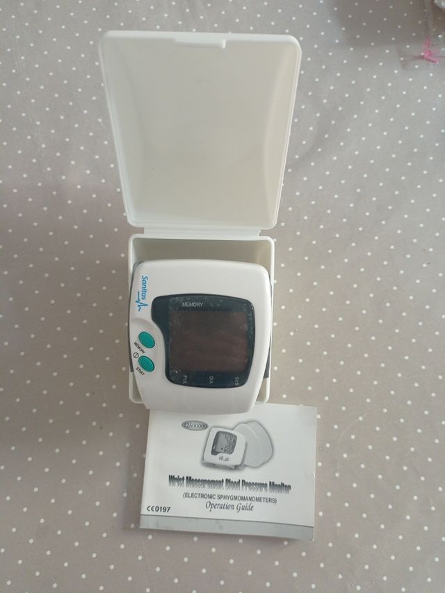 misuratore della pressione sanguigna da polso