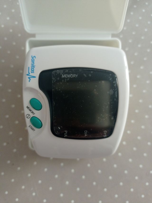 misuratore della pressione sanguigna da polso