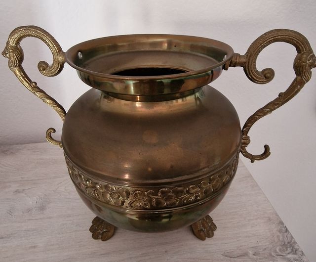 Jarrón repujado en laton