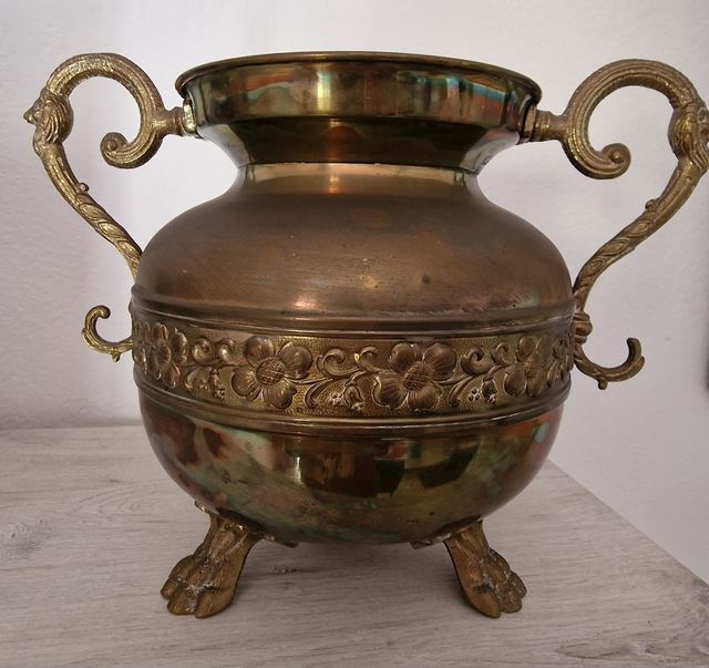 Jarrón repujado en laton