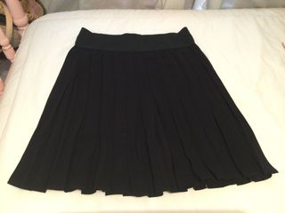 Falda corta plisada negra. Marca GUESS . 
