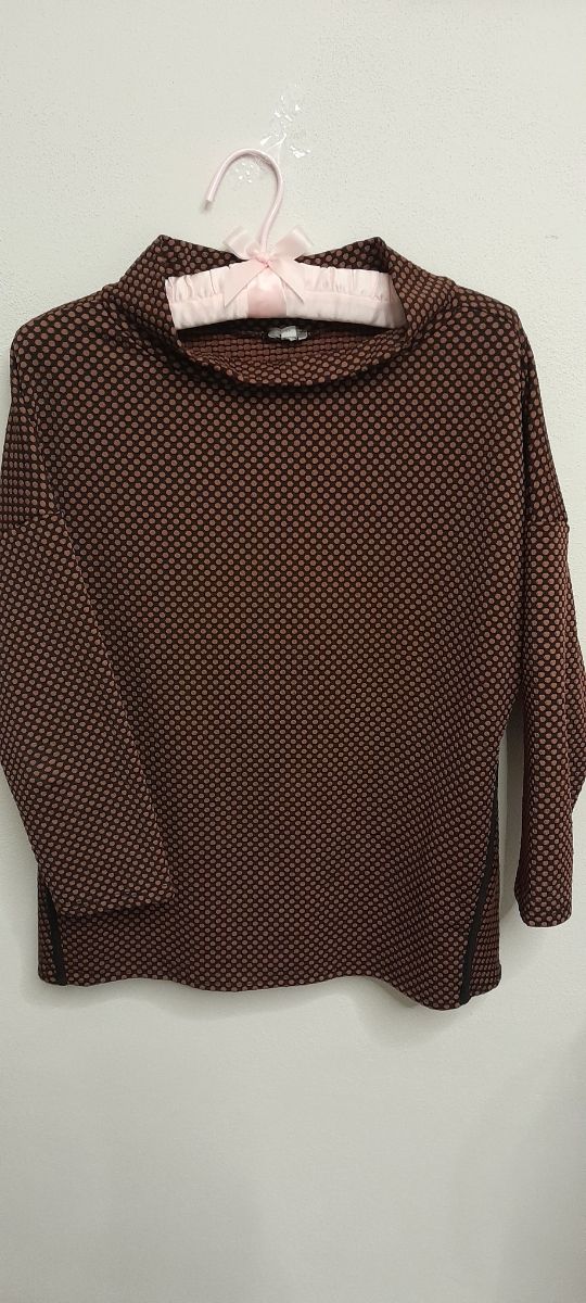 Maglia a pois goffrati con collo morbido