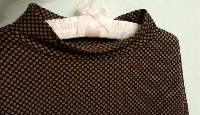 Maglia a pois goffrati con collo morbido