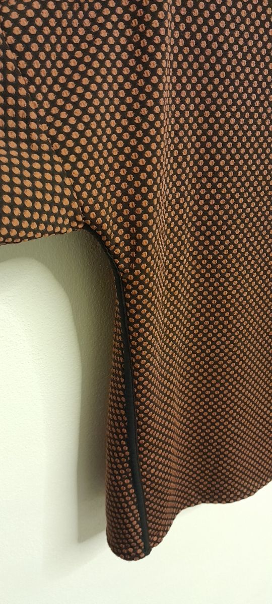 Maglia a pois goffrati con collo morbido