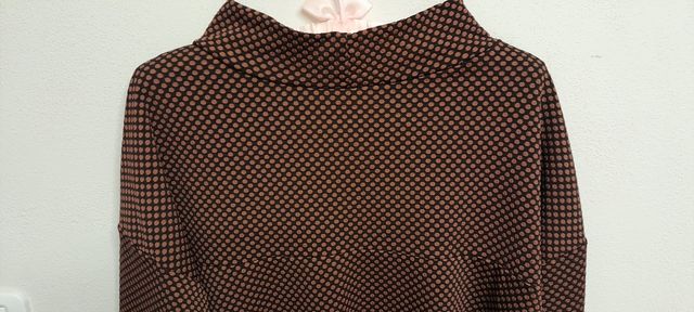 Maglia a pois goffrati con collo morbido