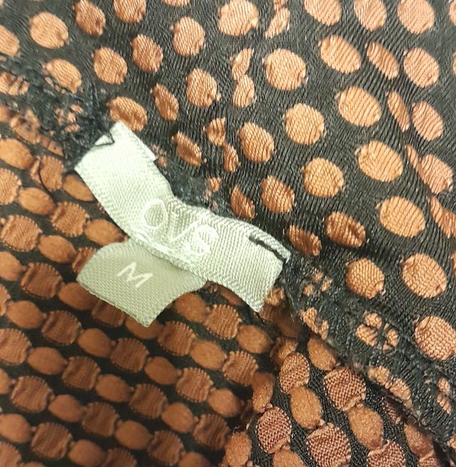 Maglia a pois goffrati con collo morbido