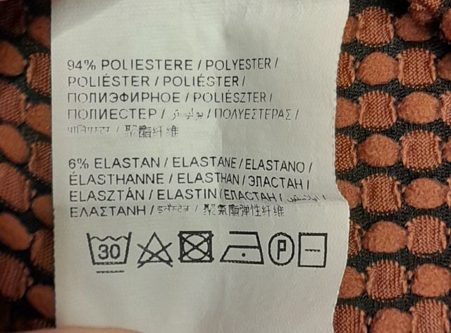 Maglia a pois goffrati con collo morbido