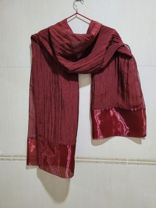 Vestido de fiesta de tirantes con chal a juego