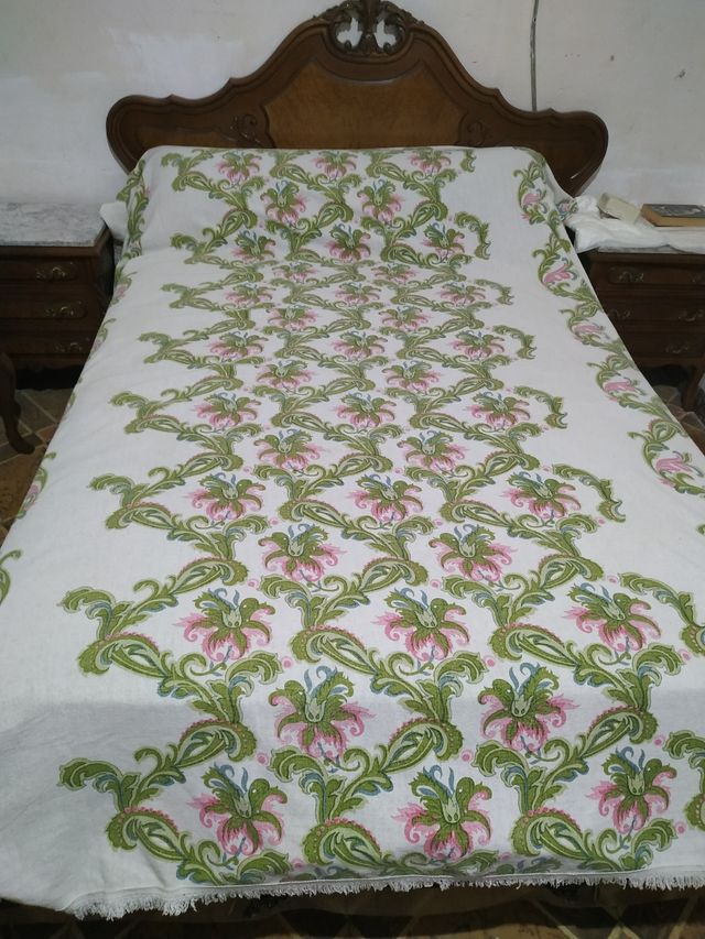 Trapunta antica con ornamenti floreali.