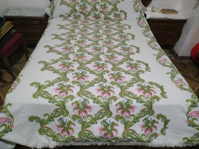 Trapunta antica con ornamenti floreali.