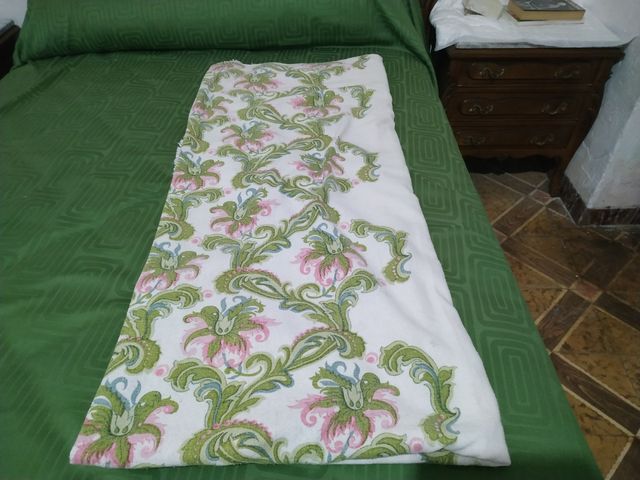 Trapunta antica con ornamenti floreali.