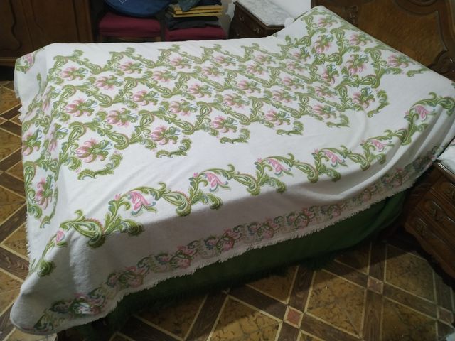 Trapunta antica con ornamenti floreali.