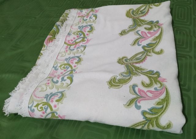 Trapunta antica con ornamenti floreali.