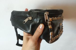 Riñonera negra de polipiel customizada