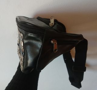 Riñonera negra de polipiel customizada