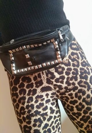 Riñonera negra de polipiel customizada