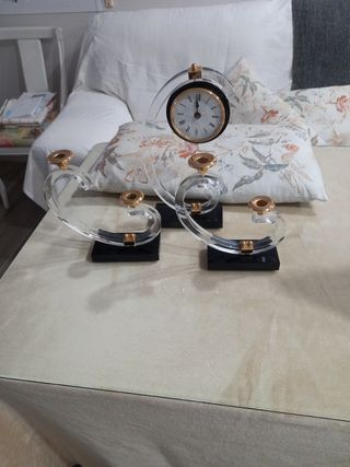 candelabros y reloj metacrilato