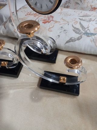 candelabros y reloj metacrilato