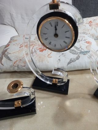 candelabros y reloj metacrilato