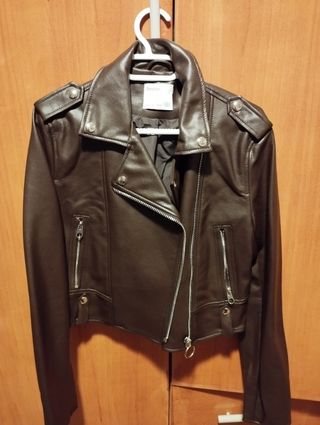 VENDO CAZADORA BIKER EFECTO PIEL BERSHKA.