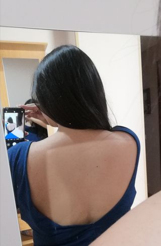 camiseta azul espalda descubierta