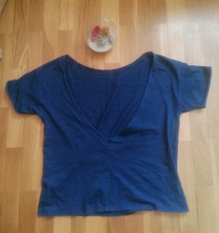 camiseta azul espalda descubierta