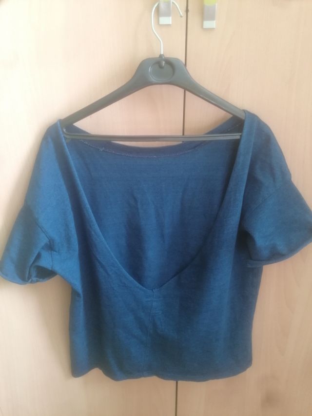 camiseta azul espalda descubierta