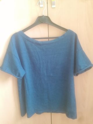 camiseta azul espalda descubierta