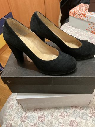 Zapato de tacón negro