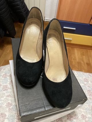 Zapato de tacón negro