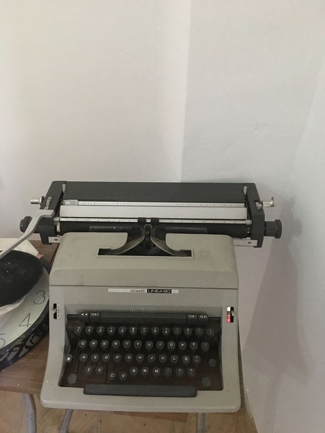 Máquina de escribir olivetti línea 90