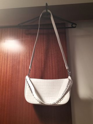 Bolso blanco.