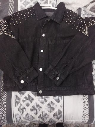 chaqueta tejana con tachuelas