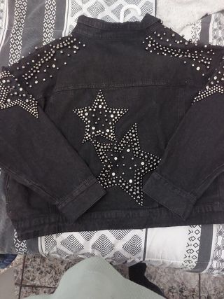 chaqueta tejana con tachuelas