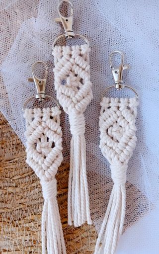 Llaveros de macramé (recordatorios boda)