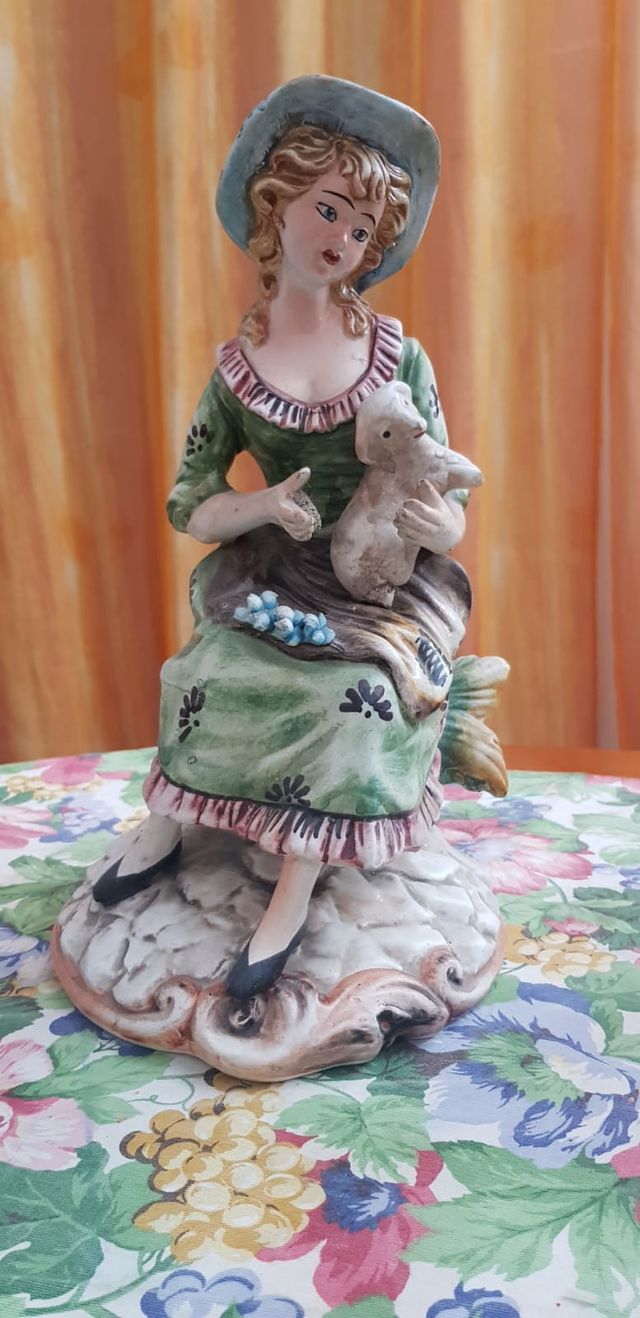 Statua Dama con pecorella