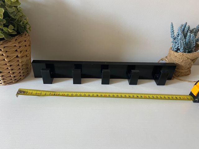 Colgador negro de plástico