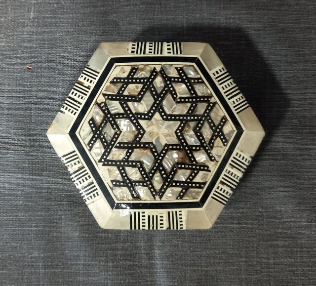 Pequeño joyero de madera, nácar y hueso