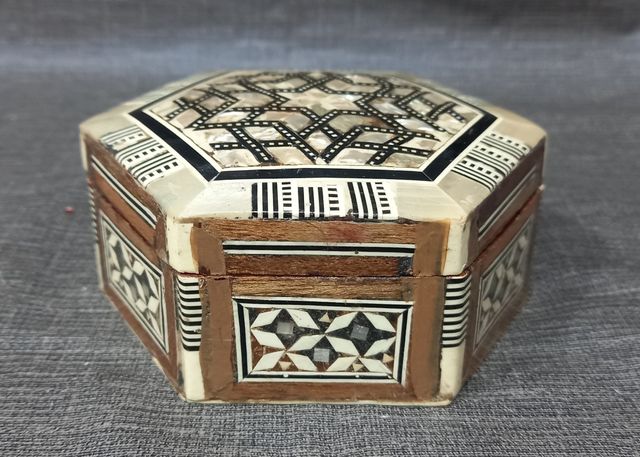 Pequeño joyero de madera, nácar y hueso