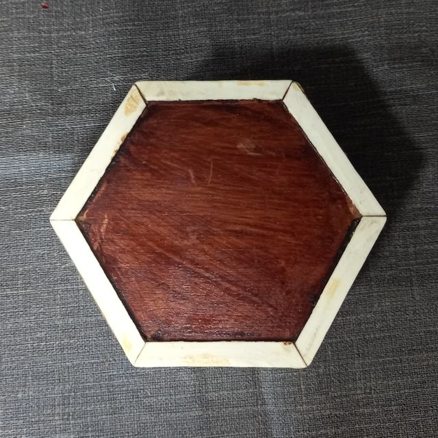 Pequeño joyero de madera, nácar y hueso