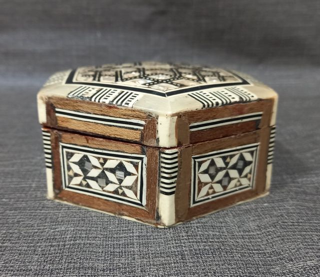 Pequeño joyero de madera, nácar y hueso