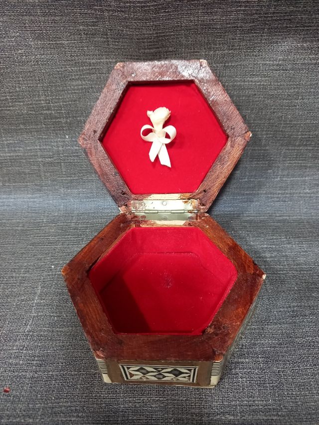 Pequeño joyero de madera, nácar y hueso