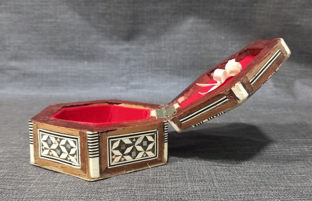 Pequeño joyero de madera, nácar y hueso