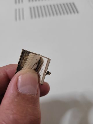 LIBRITO MINIATURA UNO DE LOS MAS PEQUEÑO DEL MUNDO