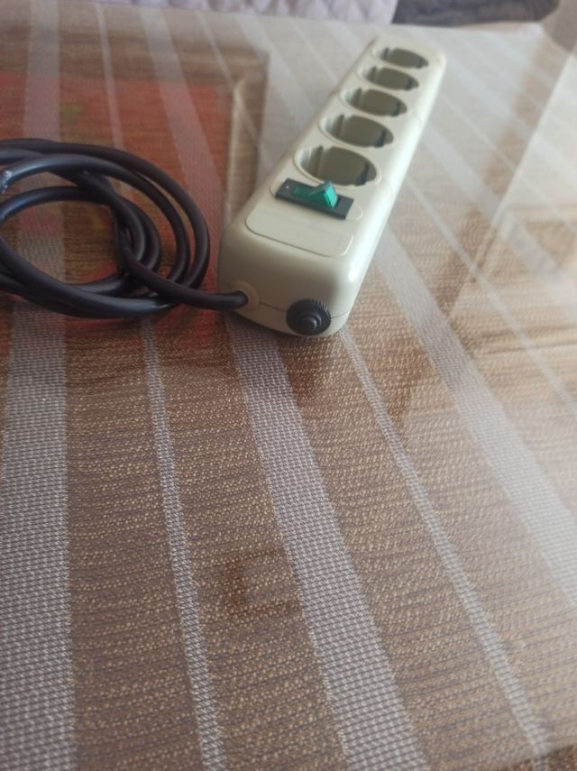 regleta de 5 tomas con interruptor. Regleta