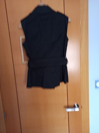 Chaleco negro entallado con cinturón