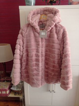 chaqueta con capucha.