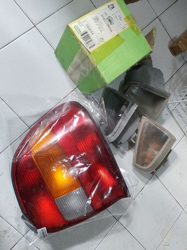 Faróis e sinais de viragem para carros Opel Omega