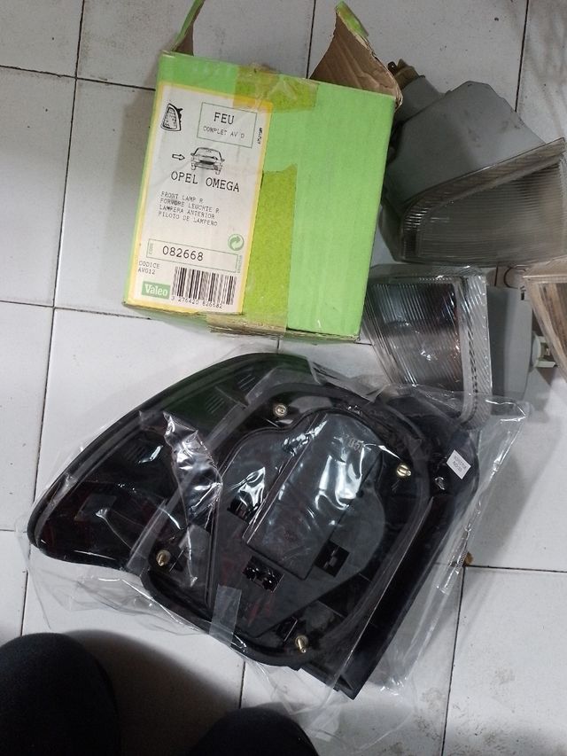 Faróis e sinais de viragem para carros Opel Omega